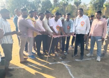 माजी जि.प.अध्यक्ष अजय कंकडालवार यांचा हस्ते भव्य ग्रामीण व्हाॅलीबाॅल व कब्बड्डी स्पर्धेचे उदघाटन.