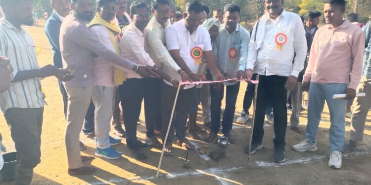 माजी जि.प.अध्यक्ष अजय कंकडालवार यांचा हस्ते भव्य ग्रामीण व्हाॅलीबाॅल व कब्बड्डी स्पर्धेचे उदघाटन.