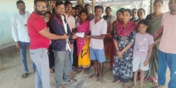 गडचिरोली युवा ग्रामीण पत्रकार संघटने कडून मय्यत साधू तलांडी परिवारांना सात्विनपर भेट घेऊन केली आर्थिक मदत.