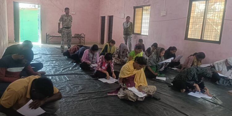 जिमलगट्टा येथे गडचिरोली पोलीस दल प्रोजेक्ट उडान व यशोरथ स्टेस्ट सिरीज मुंबई यांचे संयुक्त विध्यमाने स्पर्धा सराव परीक्षा संपन्न.