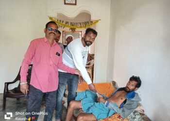 माजी राज्यमंत्री राजे अम्ब्रिशराव महाराज यांनी केली महागाव येथील टेकुल कुटूंबाला १५,००० हजार रुपयांची आर्थिक मदत.