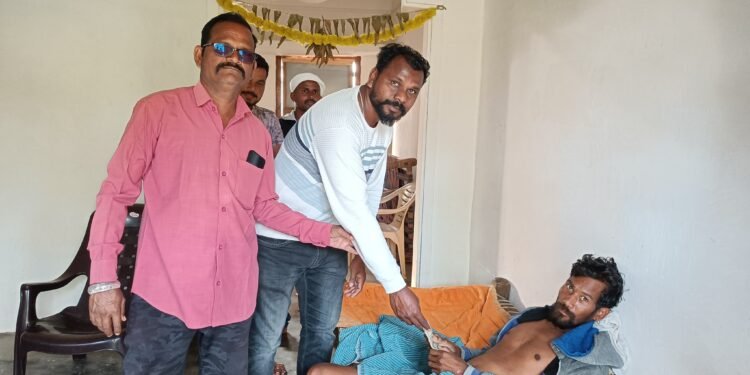 माजी राज्यमंत्री राजे अम्ब्रिशराव महाराज यांनी केली महागाव येथील टेकुल कुटूंबाला १५,००० हजार रुपयांची आर्थिक मदत.