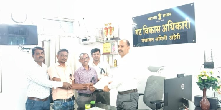 मनरेगा कंत्राटी अधिकारी व कर्मचाऱ्यांच्या राज्यव्यापी आंदोलनास सुरुवात.