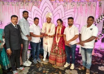 डोंगरे परिवाराच्या विवाह सोहळ्याला राकाँचे कार्यकारी जिल्हाध्यक्ष बानय्या जनगम यांनीं नवं वरवधूनां शुभआशीर्वाद.