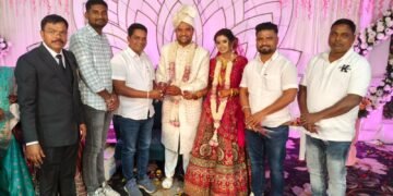 डोंगरे परिवाराच्या विवाह सोहळ्याला राकाँचे कार्यकारी जिल्हाध्यक्ष बानय्या जनगम यांनीं नवं वरवधूनां शुभआशीर्वाद.