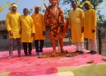 अतिदुर्गम पुनागुडा येथे क्रांतिसूर्य वीर बाबुराव शेडमाके यांच्या पुतळ्याचे भव्य अनावरण