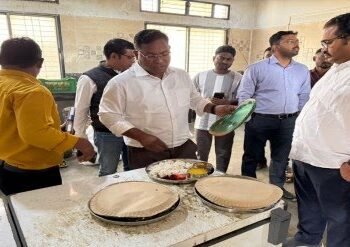 भामरागड तालुक्यातील लाहेरी येथील शासकीय आश्रमशाळेत विद्यार्थ्यांना अन्नातून विषबाधेच्या घटनेने जिल्ह्यात खळबळ.