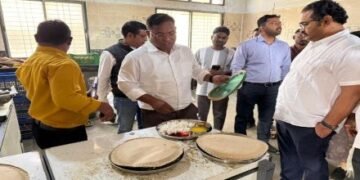 भामरागड तालुक्यातील लाहेरी येथील शासकीय आश्रमशाळेत विद्यार्थ्यांना अन्नातून विषबाधेच्या घटनेने जिल्ह्यात खळबळ.