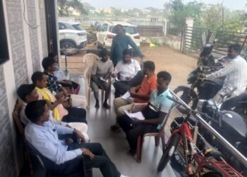 गावकऱ्यांनी योजनांच्या माहितीसाठी नगरसेवकाला गाठले; विविध योजनांची माहिती देऊन कामे करून देण्याचे आश्वासन.