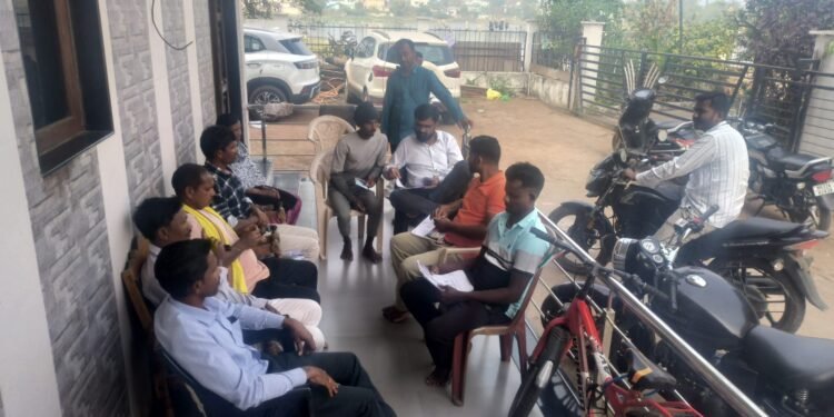 गावकऱ्यांनी योजनांच्या माहितीसाठी नगरसेवकाला गाठले; विविध योजनांची माहिती देऊन कामे करून देण्याचे आश्वासन.