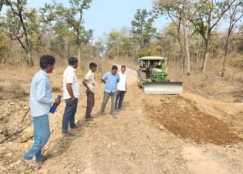 राष्ट्रवादी कार्यकारी जिल्हाध्यक्ष बानय्या जनगम यांच्या स्वखर्चातून मुरूम खाकून रस्ता सुरळीत.