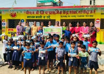 अरुणा सालवटकर यांनी विद्यार्थ्यांना शैक्षणिक साहित्य भेट देऊन केला वाढदिवस साजरा.