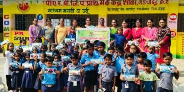 अरुणा सालवटकर यांनी विद्यार्थ्यांना शैक्षणिक साहित्य भेट देऊन केला वाढदिवस साजरा.