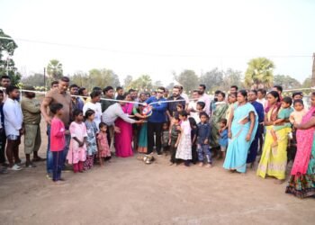 भामरागड तालुक्यातील अतिदुर्गम खंडी नैनवाडी येथे माजी राज्यमंत्री राजे अम्ब्रिशराव महाराज यांच्या शुभहस्ते भव्य व्हॉलीबॉल स्पर्धेचे उद्घाटन.