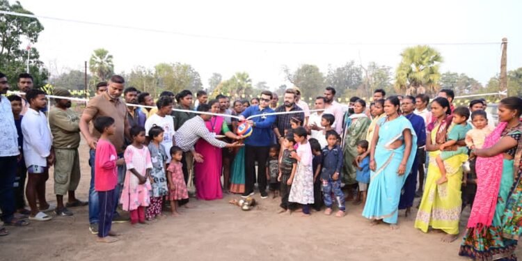 भामरागड तालुक्यातील अतिदुर्गम खंडी नैनवाडी येथे माजी राज्यमंत्री राजे अम्ब्रिशराव महाराज यांच्या शुभहस्ते भव्य व्हॉलीबॉल स्पर्धेचे उद्घाटन.