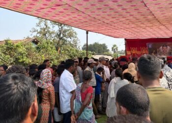 अभुझमाड जंगलात नक्षलवाद्यांविरुद्ध लढताना जवान दीपक मडावी यांना वीरमरण.