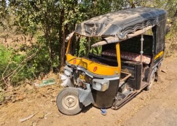 अहेरीवरून आल्लापल्लीकडे प्रवासी घेऊन जाणाऱ्या एका ऑटोला अज्ञात चारचाकी वाहनाने मागून जोरदार धडक.