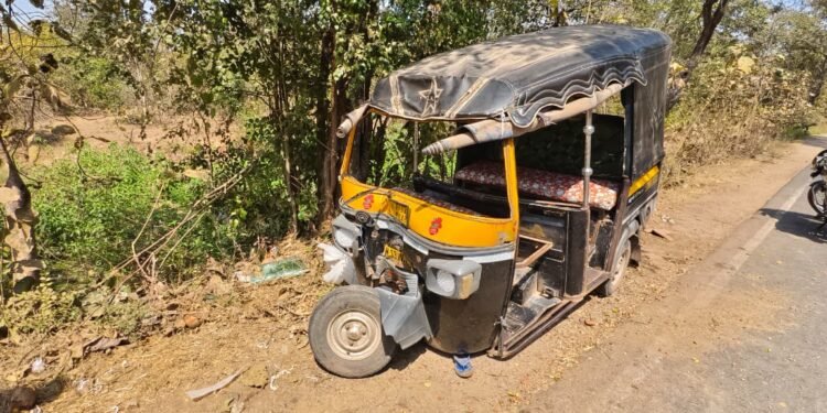 अहेरीवरून आल्लापल्लीकडे प्रवासी घेऊन जाणाऱ्या एका ऑटोला अज्ञात चारचाकी वाहनाने मागून जोरदार धडक.