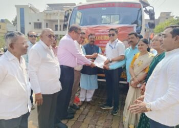 शहर स्वच्छतेसाठी लॉयड्स मेटल्सकडून अत्याधुनिक स्वीपिंग मशीन भेट.