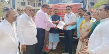 शहर स्वच्छतेसाठी लॉयड्स मेटल्सकडून अत्याधुनिक स्वीपिंग मशीन भेट.