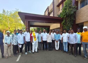 एटापल्ली तालुक्यातील पंधरा गावातील नागरिकांनी विविध समस्या घेऊन जिल्हाधिकारी कार्यालयात गाठले.