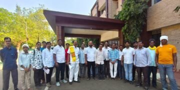 एटापल्ली तालुक्यातील पंधरा गावातील नागरिकांनी विविध समस्या घेऊन जिल्हाधिकारी कार्यालयात गाठले.