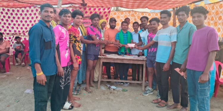 माजी जि.प.अध्यक्ष अजय कंकडालवार यांचा मार्फत राजाराम येथे भव्य ग्रामीण व्हॉलीबॉल स्पर्धाचे बक्षीस वितरण.