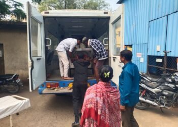 मृतदेह स्व:गावी पोहोचविण्यासाठी कंकडालवार यांनी करून दिली खाजगी रुग्णवाहिकेची व्यवस्था.