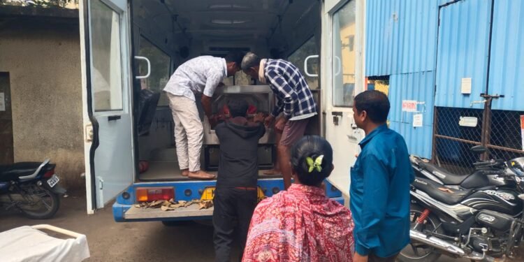 मृतदेह स्व:गावी पोहोचविण्यासाठी कंकडालवार यांनी करून दिली खाजगी रुग्णवाहिकेची व्यवस्था.