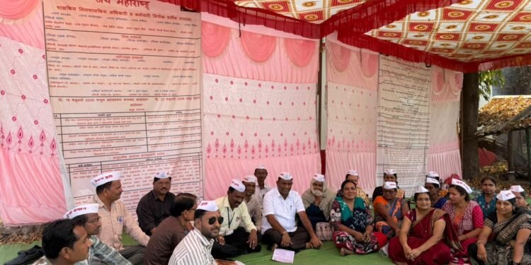 काँग्रेस नेते कंकडालवार यांची कर्मचाऱ्यांच्या बेमुदत आंदोलन मंडपाला भेट व जाहीर पाठिंबा.