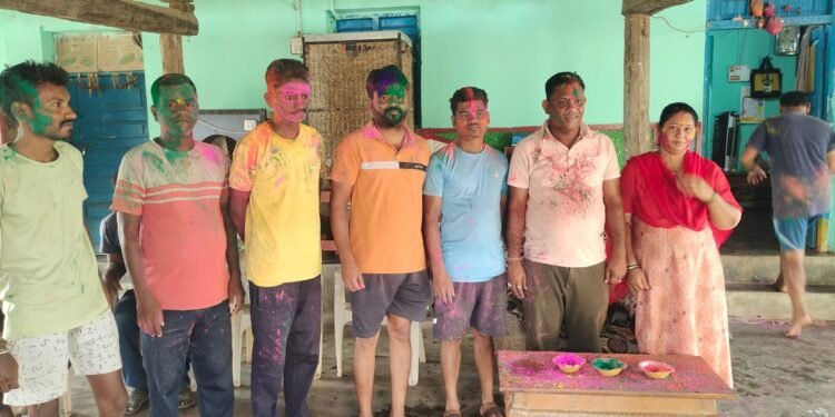 माजी जि.प.अध्यक्ष अजयभाऊ कंकडालवार यांच्या राहत्या घरी इंदाराम येथे मोठ्या उत्साहाने रंगपंचमी साजरा.