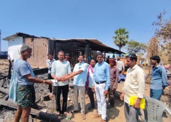 जोगनगुडा येथे भीषण आग; बोरकुट कुटुंबाचे लाखोंचे नुकसान, माजी प्राचार्य डॉ. रतन दुर्गे यांची आर्थिक मदत.