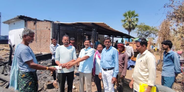 जोगनगुडा येथे भीषण आग; बोरकुट कुटुंबाचे लाखोंचे नुकसान, माजी प्राचार्य डॉ. रतन दुर्गे यांची आर्थिक मदत.