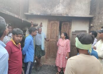 अहेरी तालुक्यातील जोगणगुडा येथे आगग्रस्त कुटुंबाला भाग्यश्रीताई आत्राम यांची भेट