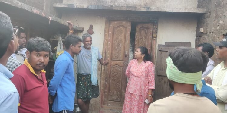 अहेरी तालुक्यातील जोगणगुडा येथे आगग्रस्त कुटुंबाला भाग्यश्रीताई आत्राम यांची भेट