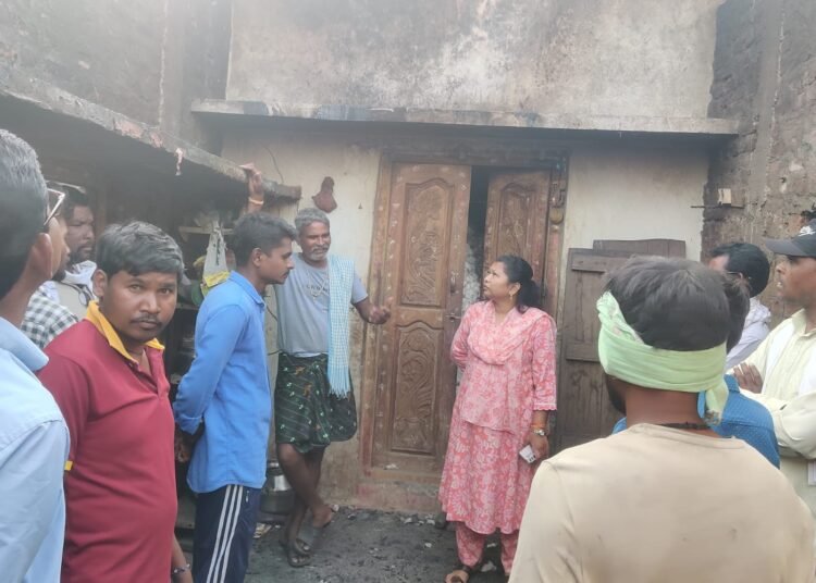 अहेरी तालुक्यातील जोगणगुडा येथे आगग्रस्त कुटुंबाला भाग्यश्रीताई आत्राम यांची भेट