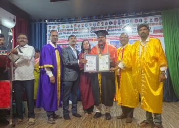 समाजसेवक काशिनाथ शिंह यांना डॉक्टरेट पदवी बहाल.