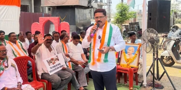 एलपीजी गॅसच्या दरवाढी व गॅस टंचाईच्या विरोधात बल्लारपूर शहर व तालुका काँग्रेसचा आंदोलन.