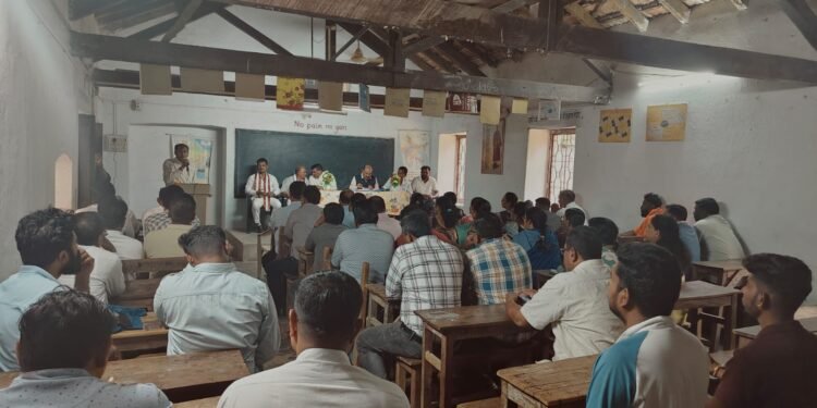 अहेरीत पदवीधर मतदार नोंदणीसाठी बैठक संपन्न.