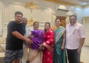 नवीन घरवास्तु ला हकीम परिवाराची आवर्जून उपस्थिती.