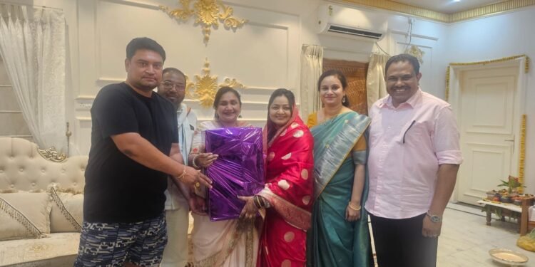 नवीन घरवास्तु ला हकीम परिवाराची आवर्जून उपस्थिती.