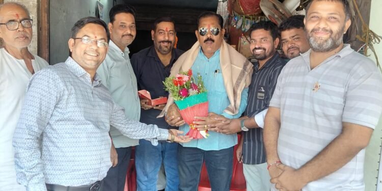 डॉ.काशीनाथ सिंह यांचा वस्ती प्रभाग बल्लारपूर येथे भव्य सत्कार सोहळा.