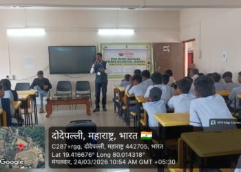 प्राणहिता वनपरीक्षेत्र अधिकारी विलास कोसनकर यांना प्रमाण पत्र देऊन सन्मानित.