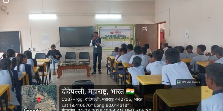 प्राणहिता वनपरीक्षेत्र अधिकारी विलास कोसनकर यांना प्रमाण पत्र देऊन सन्मानित.