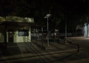 राजुरा उपजिल्हा ग्रामीण रुग्णालय परिसर अंधारात; उपचारासाठी येणाऱ्यांना अंधारातच करावी लागते वाटचाल.