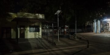 राजुरा उपजिल्हा ग्रामीण रुग्णालय परिसर अंधारात; उपचारासाठी येणाऱ्यांना अंधारातच करावी लागते वाटचाल.