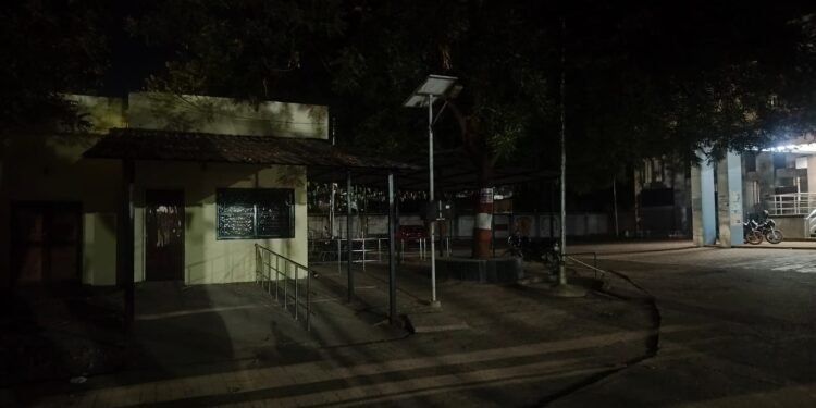 राजुरा उपजिल्हा ग्रामीण रुग्णालय परिसर अंधारात; उपचारासाठी येणाऱ्यांना अंधारातच करावी लागते वाटचाल.