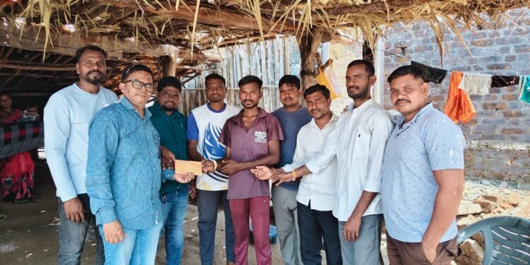 टेकमपल्लीत भीषण आग; तोर्रेम कुटुंब उघड्यावर, माजी राज्यमंत्री राजे अम्ब्रिशराव आत्राम यांची तातडीची मदत.