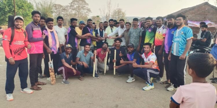 मरपल्ली येथे क्रिकेट सामन्याचे माजी उपसरपंच कार्तिकभाऊ तोगम यांच्या हस्ते बक्षीस वितरण.