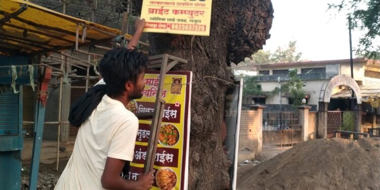 नगर परिषद मुख्याधिकारी ॲक्शन मोडवर. – शहरात लागलेले झाडांवरील बॅनर प्लेक्स हटवले.